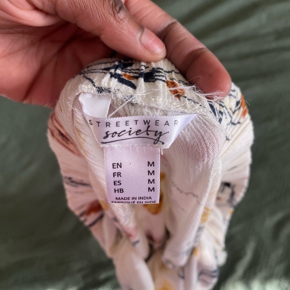 off the shoulder top with flower design - Picture 2 of 2